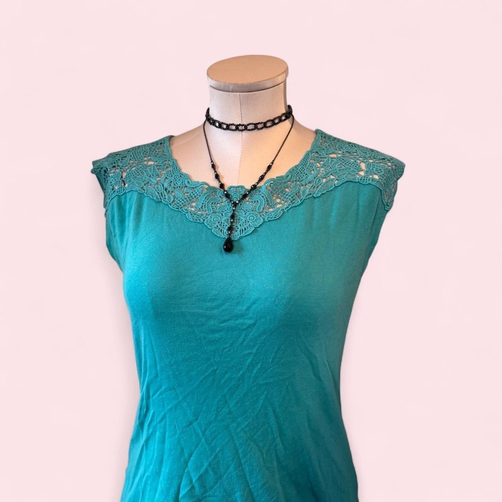 Teal‎ lace trim top